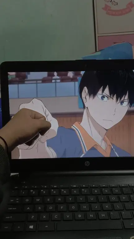 Pengalaman Menonton Anime yang Nyaman Ilustrasi karakter anime menonton anime di laptop