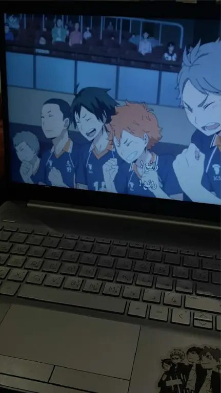 Menonton Anime di Laptop Seseorang menonton anime di laptop