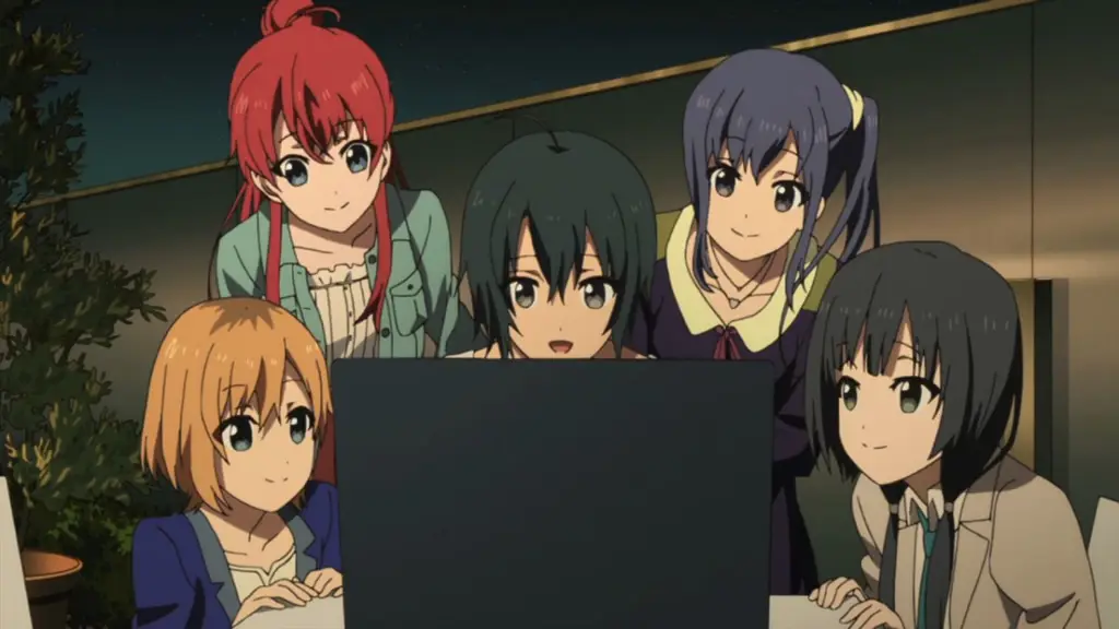 Gambar penggemar anime yang bahagia sedang menonton anime