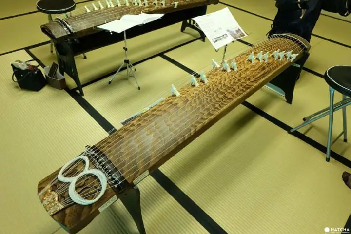 Gambar alat musik Koto yang indah dan tradisional Jepang.